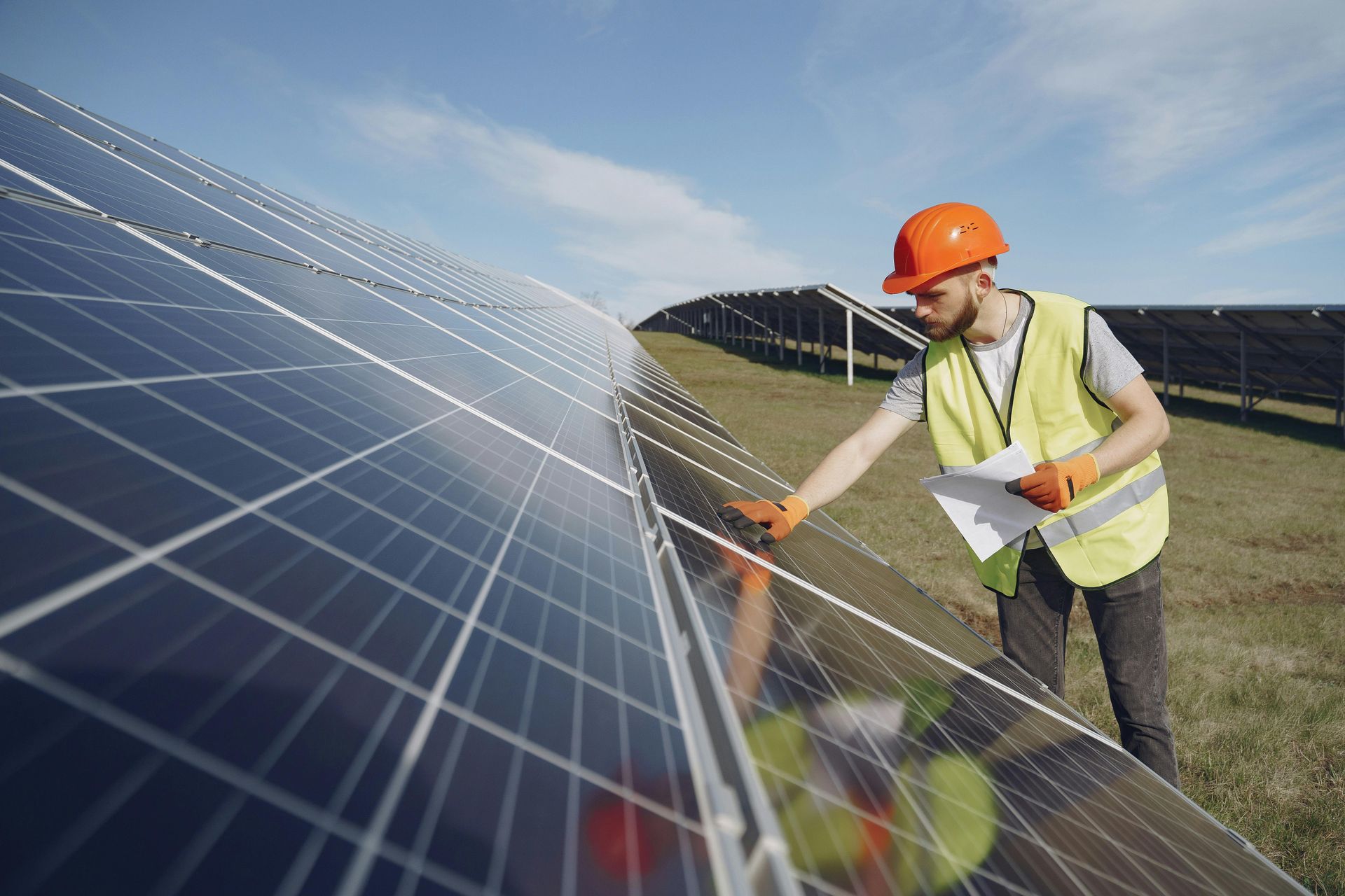 Pracownik Solarmove przy realizacji inwestycji OZE